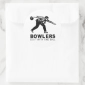 Bowlingspieler machen das mit einem Ball Runder Aufkleber (Tasche)