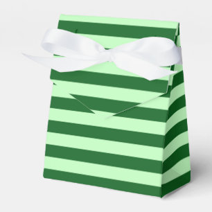 Box mit grünen Strickfavoriten Geschenkschachtel