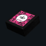 Box Schwarz-weiß Chandelier Scroll Trinke Schmuckschachtel<br><div class="desc">Diese personalisierte, moderne und trendige, rosa, schwarz-weiße Kronleuchter im Ballsaal hat ein Hintergrundmuster aus rosa und schwarz verzierten Rollen, das sich ideal für Hochzeitsbegleiter eignet, um ihren Schmuck oder ihre Mmentos zu speichern. Passen Sie den Text an, um zu sagen, was Sie gewollt haben. Die Text- und Kastengröße ist anpassbar....</div>
