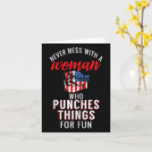 Boxen Sie nie mit einer Frau, die Dinge punckt Karte (Gelbe Blume)