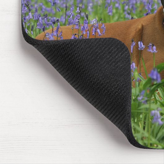 Boxer, der in Bluebells legt Mousepad (Ecke)