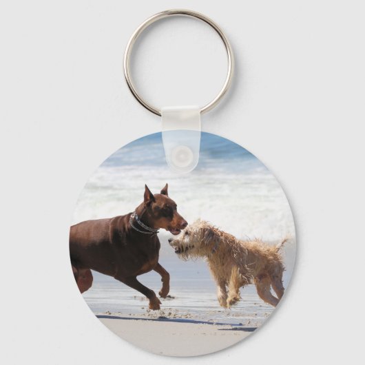 Boxer Doberman - Spieldatum am Strand Schlüsselanhänger (Vorderseite)