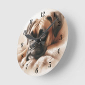 Boxer Dog in einer serenen Pose Runde Wanduhr (Winkel)