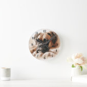 Boxer Dog in einer serenen Pose Runde Wanduhr (Zuhause)