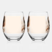 Boxer Dog in einer serenen Pose Weinglas Ohne Stiel (Rechts)