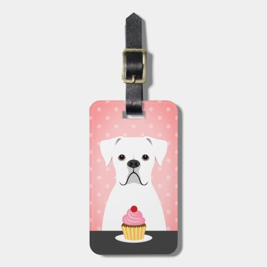 Boxer Dog White Eating Cupcake Pink Hintergrund Gepäckanhänger (Vorderseite vertikal)