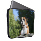 Boxer-Hund, der auf einen Felsen legt Laptopschutzhülle (Vorne Rechts)