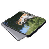 Boxer-Hund, der auf einen Felsen legt Laptopschutzhülle (Vorne Knopf)