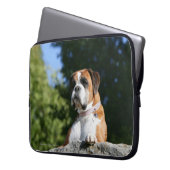 Boxer-Hund, der auf einen Felsen legt Laptopschutzhülle (Vorderseite Links)