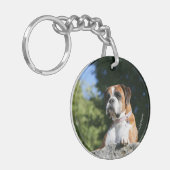 Boxer-Hund, der auf einen Felsen legt Schlüsselanhänger (Vorderseite links)