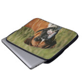 Boxer-Hund, der entlang der Kamera anstarrt Laptopschutzhülle (Vorne Knopf)