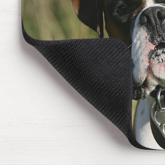 Boxer-Hund, der entlang der Kamera anstarrt Mousepad (Ecke)