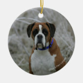 Boxer-Hund, der im Frost sitzt Keramik Ornament (Vorne)