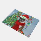 Boxer Hund im Schnee mit Weihnachtsgeschenken Fußmatte (Schrägansicht)