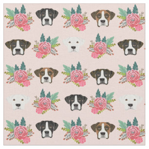 Boxer Hund ist mit pastellrosa Blüte Stoff