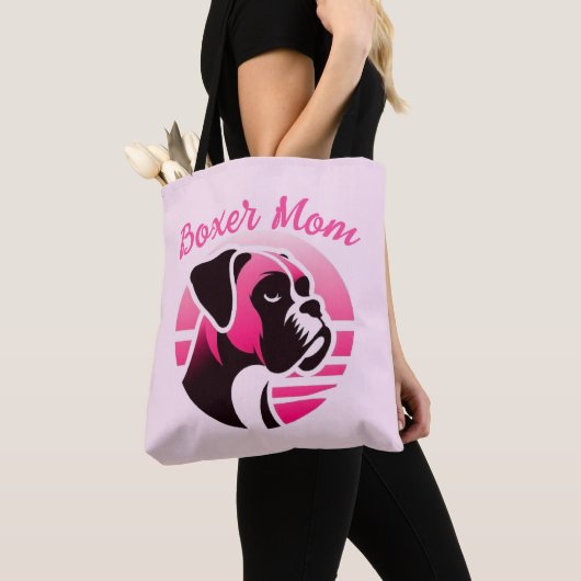 Boxer Hund-Mama in Rosa Tasche (Von Nahem)