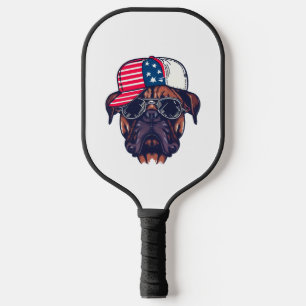 Boxer Hund trägt White Red Blue Pickleball Schläger