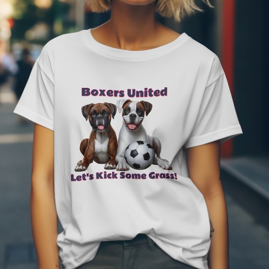 Boxer Hunde zusammen. Lass uns etwas Gras schlagen T-Shirt