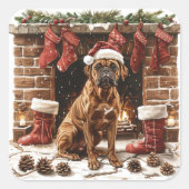Boxer in Weihnachtsmannmütze durch Fireplace Quadratischer Aufkleber (Vorderseite)
