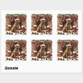 Boxer in Weihnachtsmannmütze durch Fireplace Quadratischer Aufkleber (Blatt)