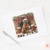 Boxer in Weihnachtsmannmütze durch Fireplace Quadratischer Aufkleber (Umschlag)