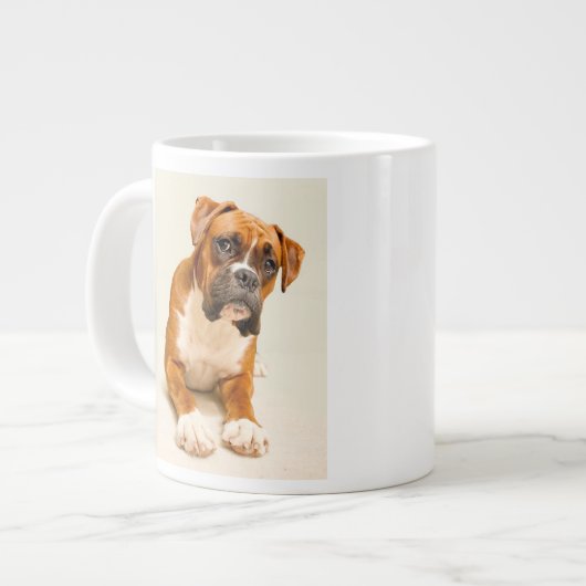 Boxer Welpe auf Elfenbeincreme-Hintergrund. Jumbo-Tasse (Vorderseite Links)
