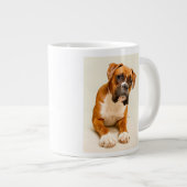 Boxer Welpe auf Elfenbeincreme-Hintergrund. Jumbo-Tasse (Vorderseite Rechts)