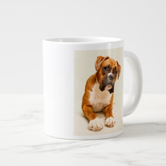 Boxer Welpe auf Elfenbeincreme-Hintergrund. Jumbo-Tasse (Vorderseite Rechts)