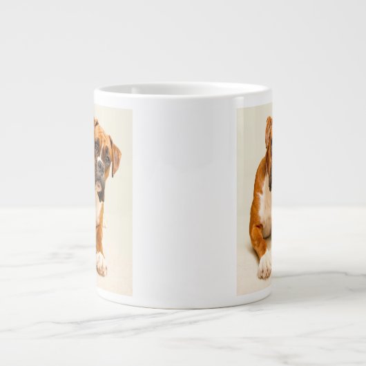 Boxer Welpe auf Elfenbeincreme-Hintergrund. Jumbo-Tasse (Vorderseite)