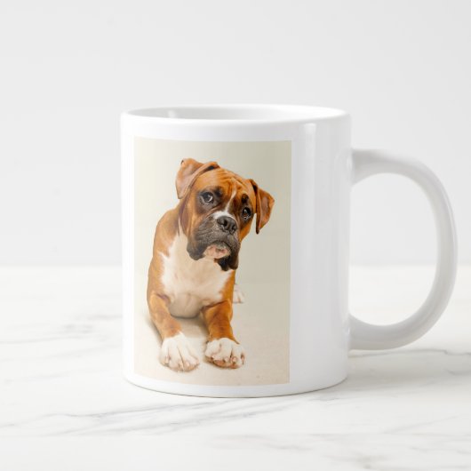 Boxer Welpe auf Elfenbeincreme-Hintergrund. Jumbo-Tasse (Rechts)