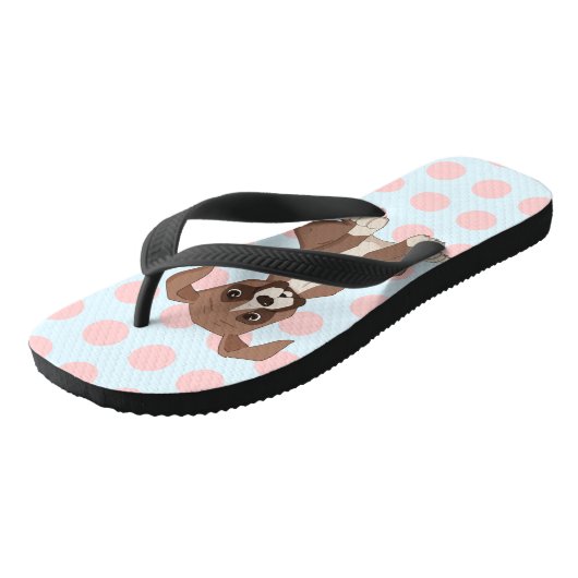 Boxer Welpe auf Pink Polka Dots Badesandalen (Schrägansicht)