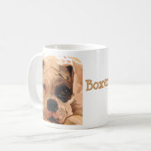 Boxer-Welpen-Gesichtsweiß mit der Tasse des (Vorderseite Links)