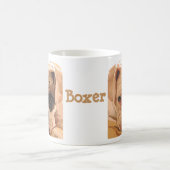 Boxer-Welpen-Gesichtsweiß mit der Tasse des (Mittel)