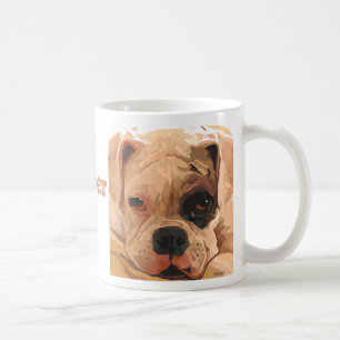 Boxer-Welpen-Gesichtsweiß mit der Tasse des