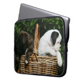 Boxer-Welpen im Korb Laptopschutzhülle (Vorderseite Links)