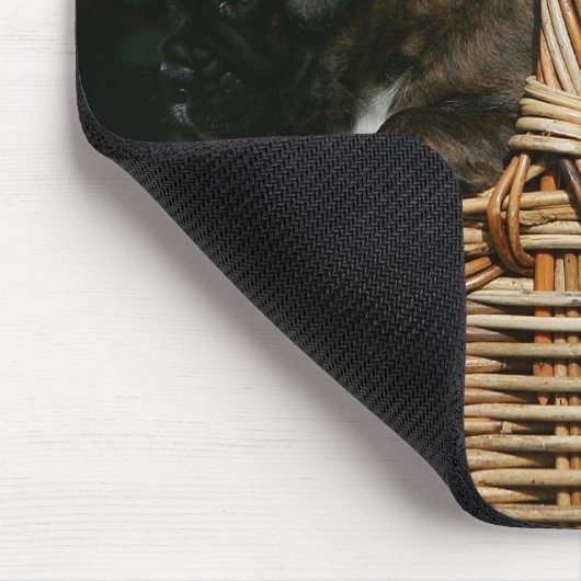 Boxer-Welpen im Korb Mousepad (Ecke)