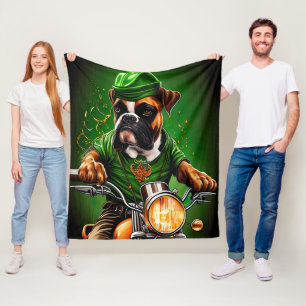 Boxerhund fährt Fahrrad am St. Patrick's Day Fleecedecke