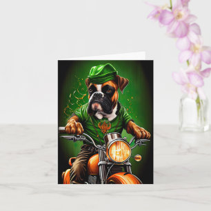 Boxerhund fährt Fahrrad am St. Patrick's Day Karte