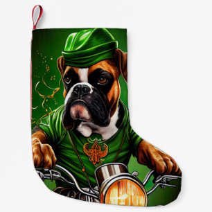 Boxerhund fährt Fahrrad am St. Patrick's Day Kleiner Weihnachtsstrumpf