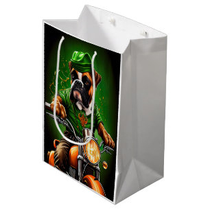 Boxerhund fährt Fahrrad am St. Patrick's Day Mittlere Geschenktüte