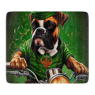 Boxerhund fährt Fahrrad am St. Patrick's Day  Schneidebrett