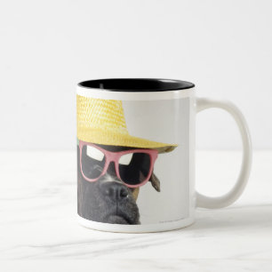 Boxerhund mit Hut und Gläsern Zweifarbige Tasse