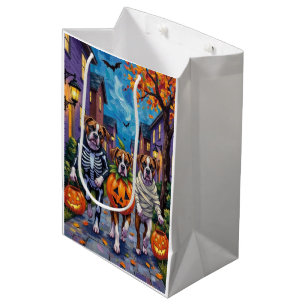 Boxerhunde beim Trick-or-Treat in Halloween-Kostüm Mittlere Geschenktüte