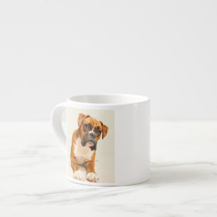 Boxerwelpe auf Elfenbeincremehintergrund Espressotasse