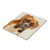 Boxerwelpe auf Elfenbeincremehintergrund Fliese (Seite)