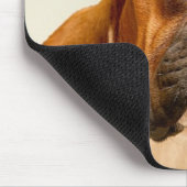 Boxerwelpe auf Elfenbeincremehintergrund Mousepad (Ecke)