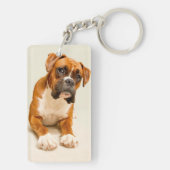 Boxerwelpe auf Elfenbeincremehintergrund Schlüsselanhänger (Rückseite)