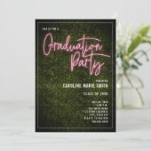 Boxwood Pink Neon Sign Graduation Party Einladung (Stehend Vorderseite)
