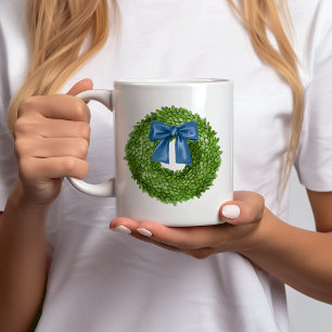 Boxwood Wreath mit Blue Bow-Keramik Kaffeetasse