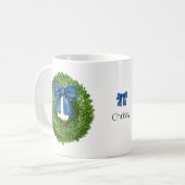 Boxwood Wreath mit Blue Bow-Keramik Kaffeetasse (Vorderseite Links)
